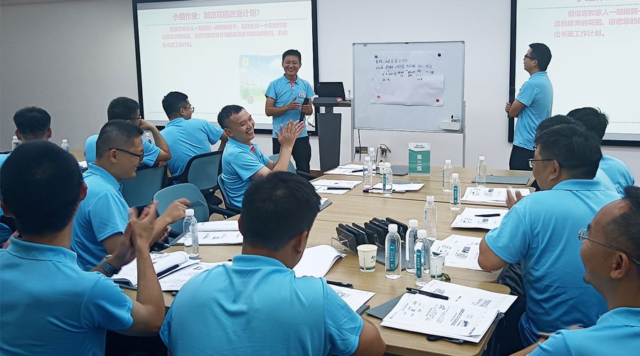 xj星际1277学员们在课上进行小组作业课堂展示